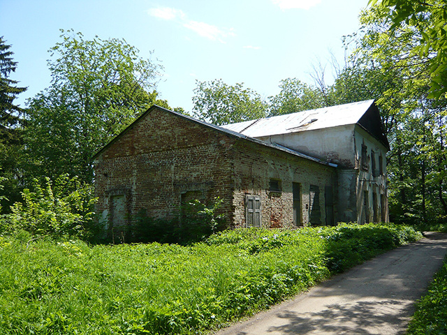 Прямухино. Остатки комплекса зданий усадьбы Бакуниных. Южный флигель