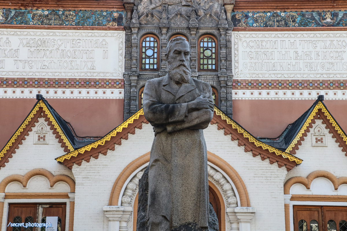 Памятник Павлу Михайловичу Третьякову. Точь в точь как на портрете работы Ильи Репина