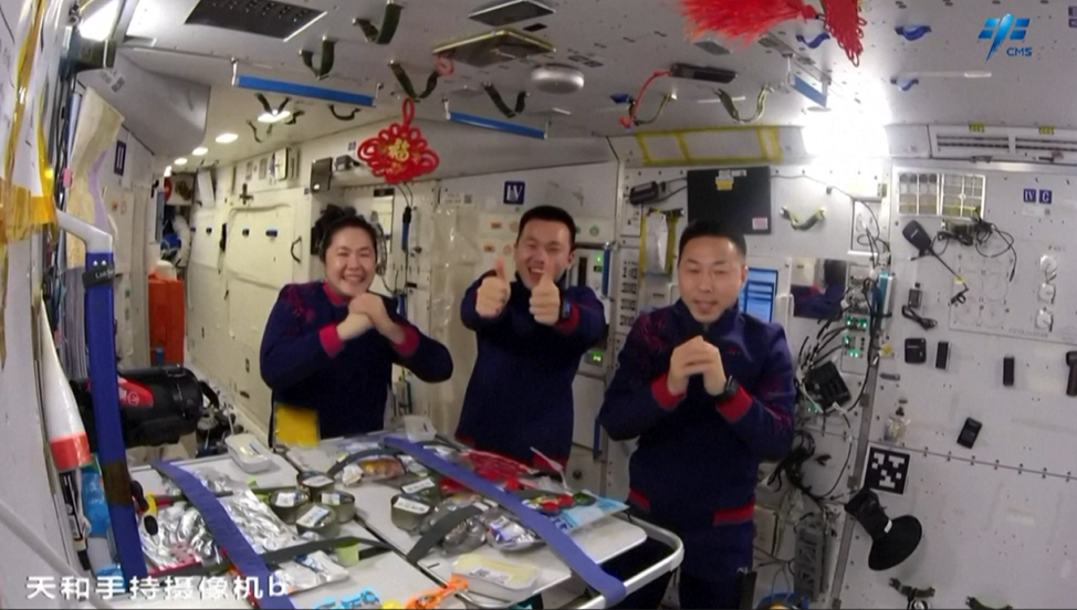 Экипаж за новогодним праздничным столом. Фото: CGTV