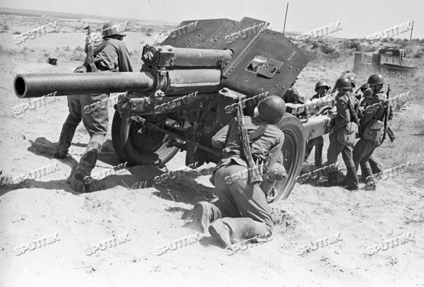 Фото из интернета. Артиллерийский расчёт 122 мм гаубицы М-30 выполняет команду:" К бою!"