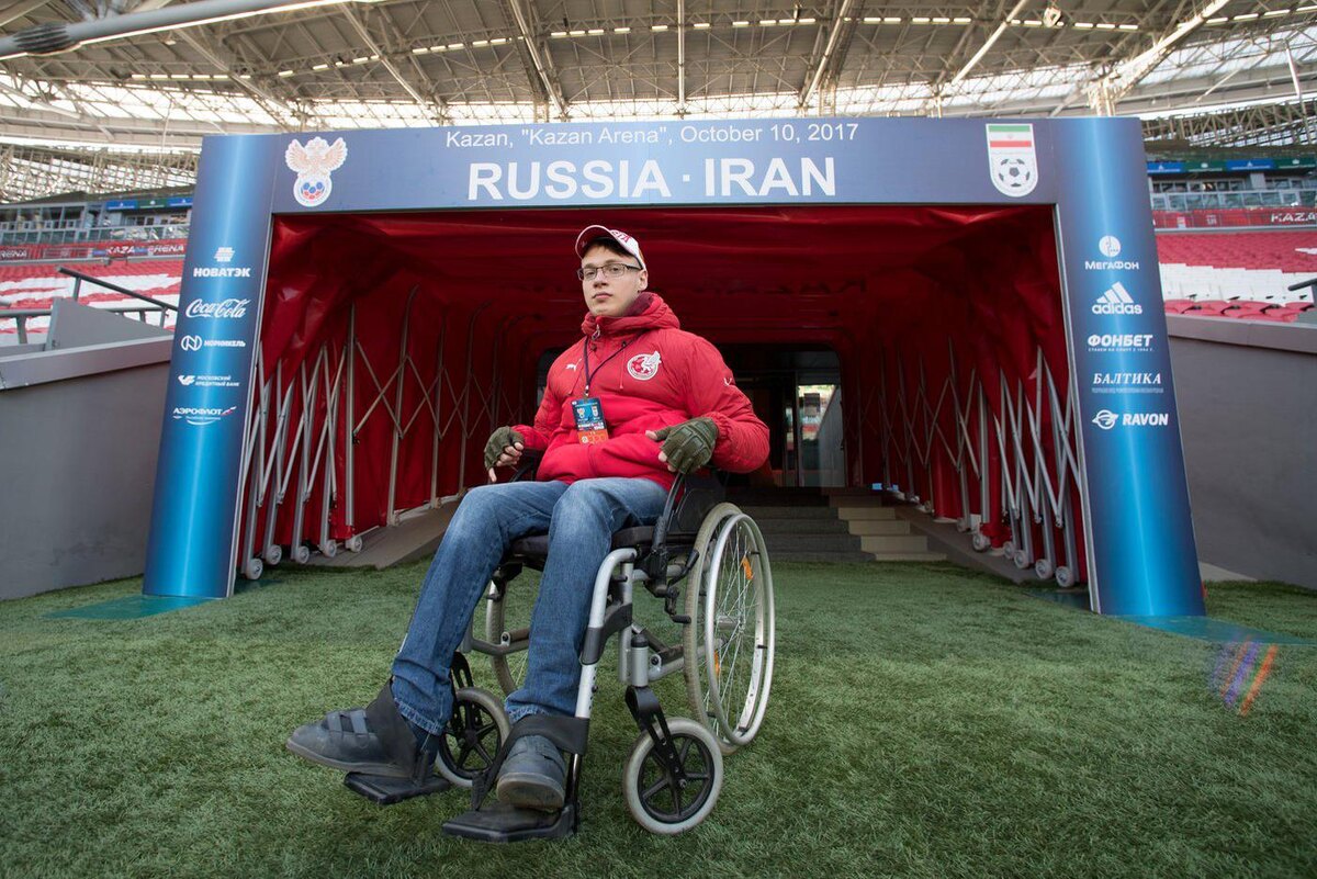 Дима на тренировке сборной России по футболу.  Максим Богодвид / © РИА "Новости"