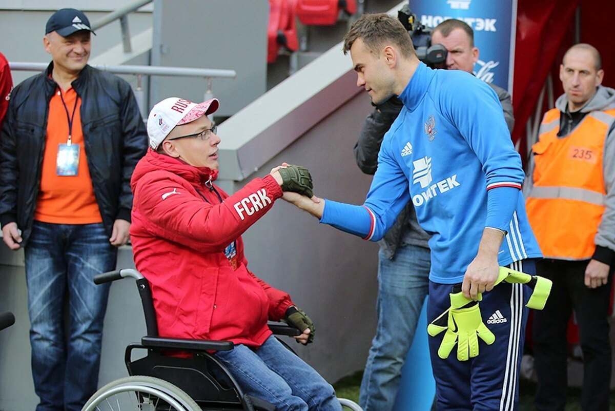 Константин Рыбин / Российский футбольный союз
Игроки сборной тепло приняли Диму. На этом фото ему даёт "краба" Игорь Акинфеев.