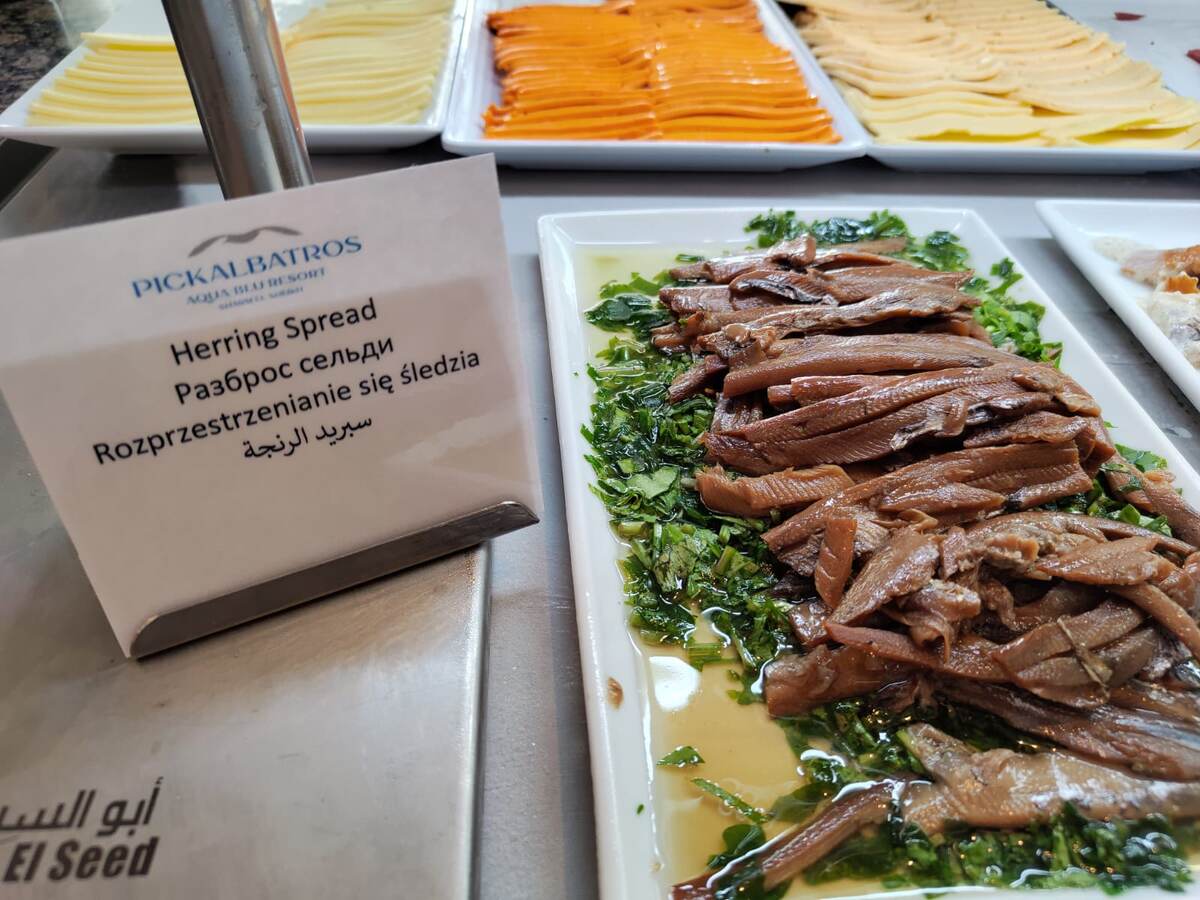 А вот у нас "разброс сельди". Рыбка, действительно, выглядит разбросанной. По-английски написано "рыбная паста/спред", но на пасту блюдо что-то тоже не очень похоже, что хотели сказать местные, мы так и не поняли. Фотография из личного архива. 