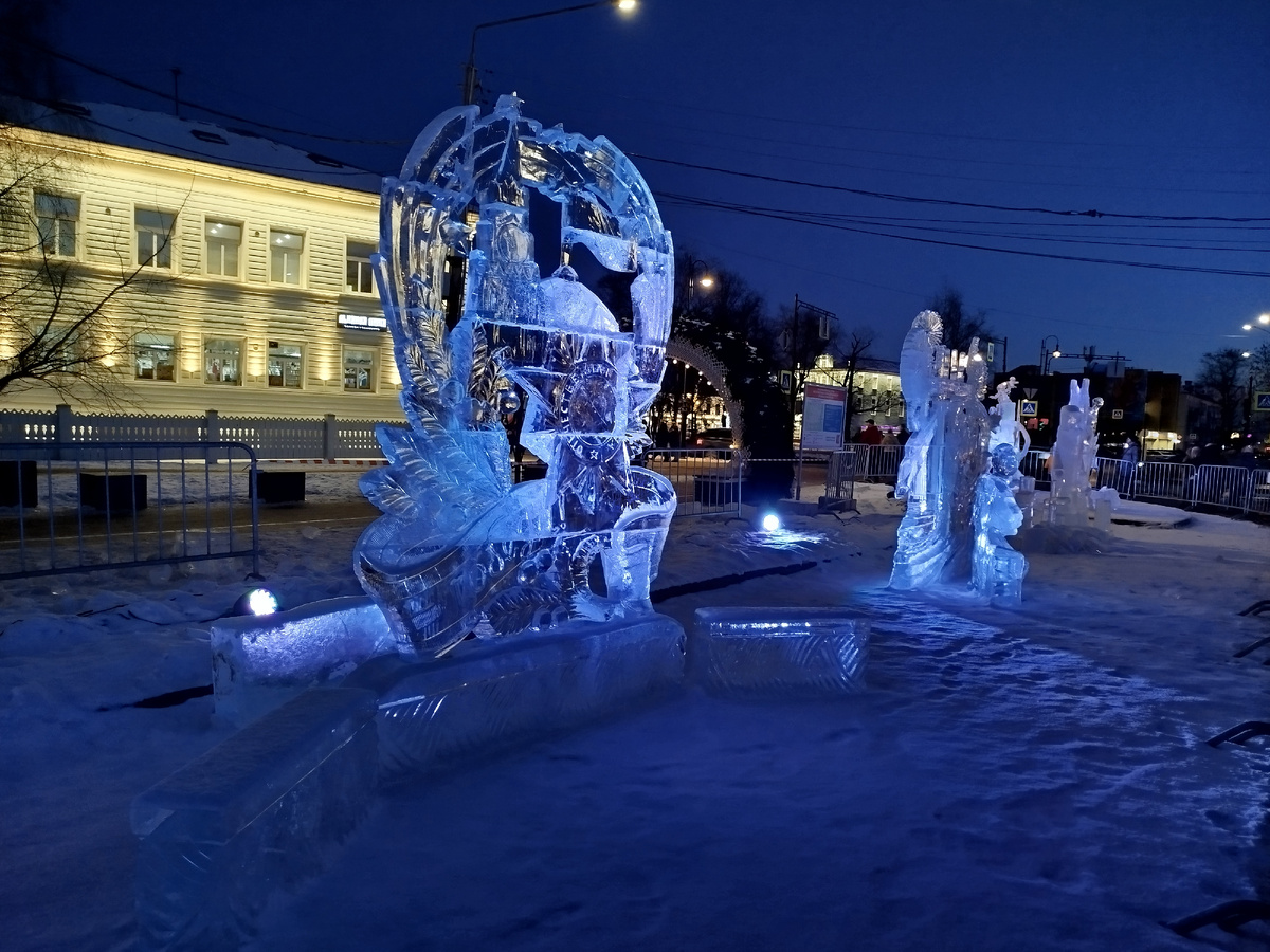 фото автора/Ледяные скульптуры в Вологде на Кремлевской площади