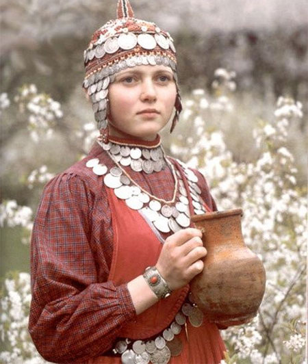 Девушка в чувашском костюме