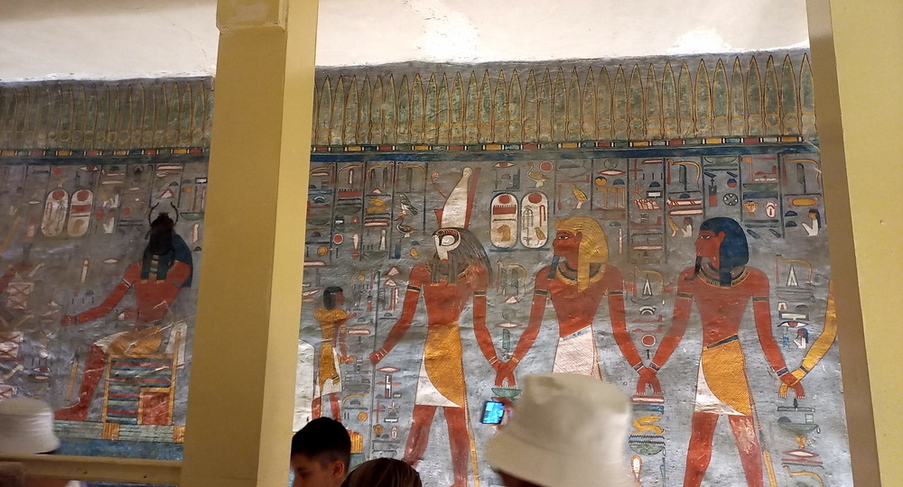 Гробницы сделаны, фараонов захоронили, а тут грабители