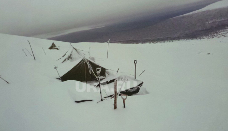 Палатку установили там же, где ночевали дятловцы
Фото: Екатерина Крылова URA.RU