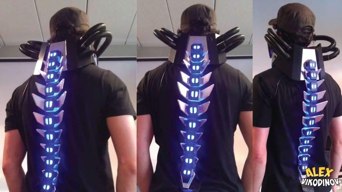 Из открытых интернет источников. Экзоскелет похож на этот. Только не светится и трубок нет. И очень плотно входит в позвоночник. Вплетаясь в нервную систему. 
