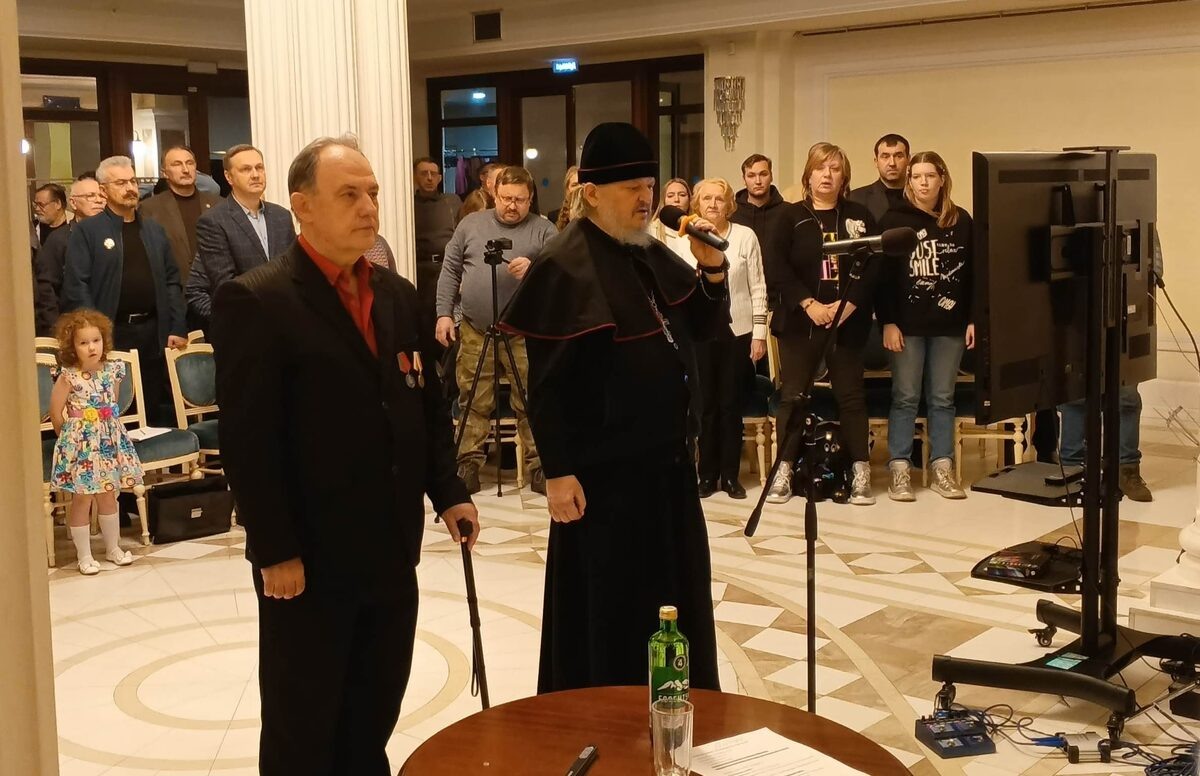 Молебен ведет игумен Кирилл Сахаров, предстоятель храма Николы на Берсеньевке.