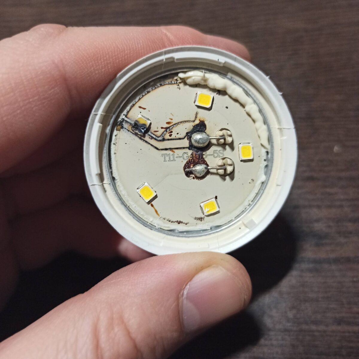 Герметик очень легко отделяется