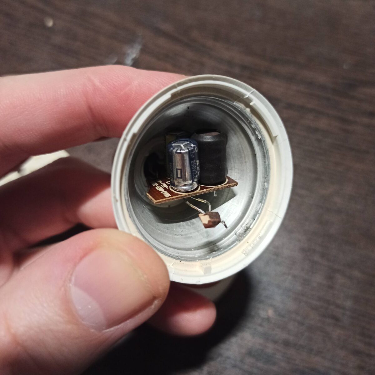 После демонтажа платы со светодиодами открывается вид на драйвер