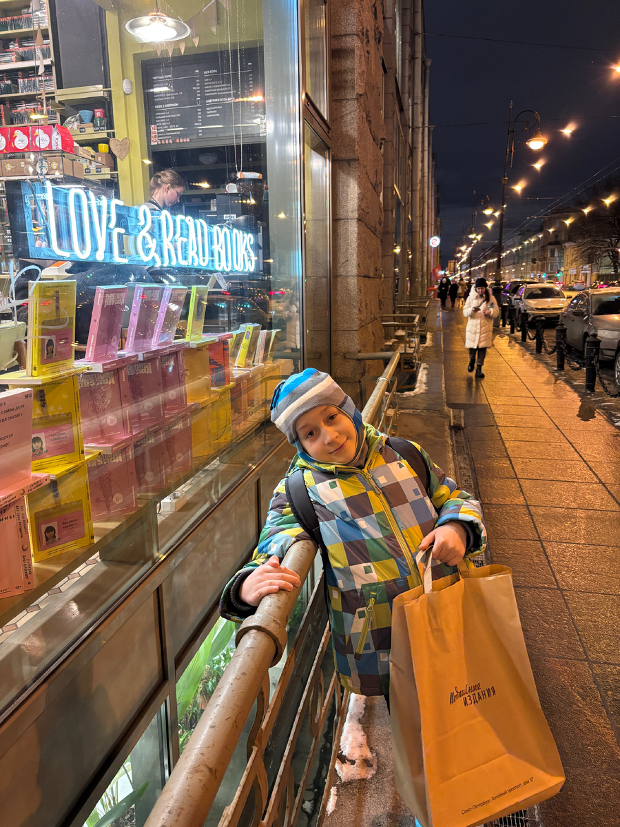 Фото автора. В центре Петербурга - сплошной рай для любителей книг 