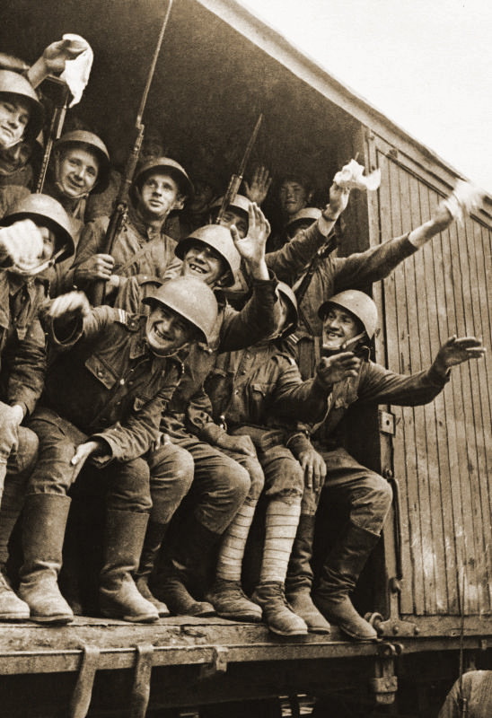 Бойцы 1-й пехотной дивизии им. Костюшко во время отправки на фронт