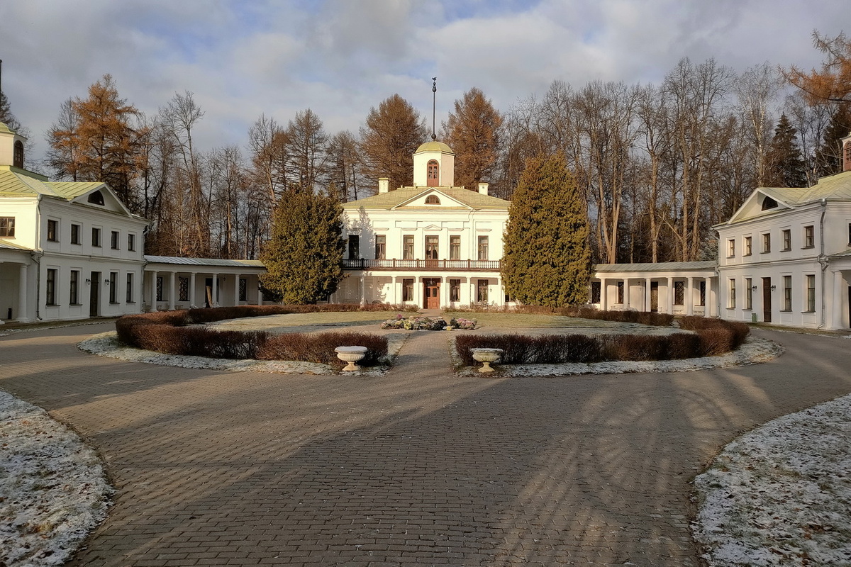 Главный дом усадьбы Середниково