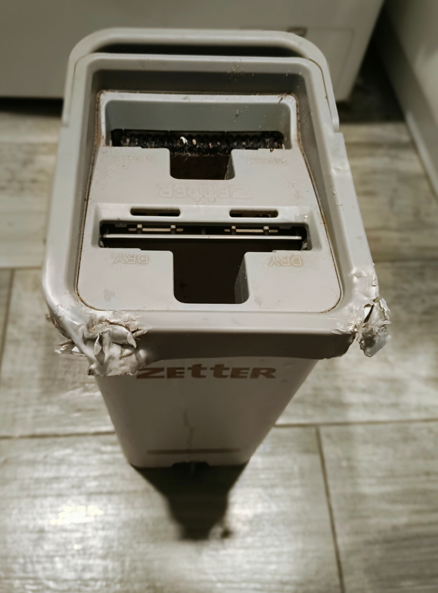 Моя любимка, на которую совершил покушение Мелкий. Теперь и у нас есть свои "5 минут тишины". Фото из личного фотоархива