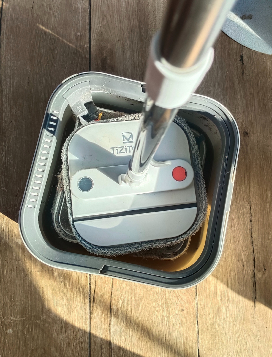 Цветовой индикатор показывает с какой скоростью вращается швабра и какая функция в данный момент активна - чистка или мойка тряпки. Фото из личного фотоархива