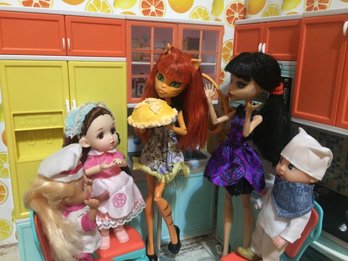 Нам помогают готовить феи и гномы из волшебного мира.