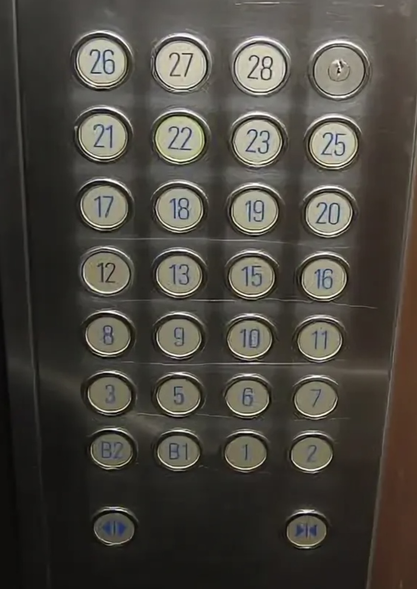 Кнопки в китайских лифтах. Нулевого этажа нет. Но и четвертого тоже нет