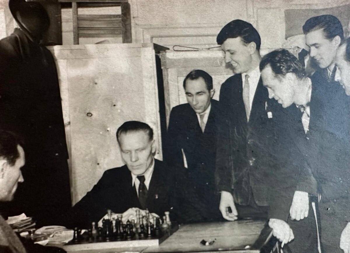 Играем на работе в шахматы. Я третий справа, который в белой рубашке и галстуке.