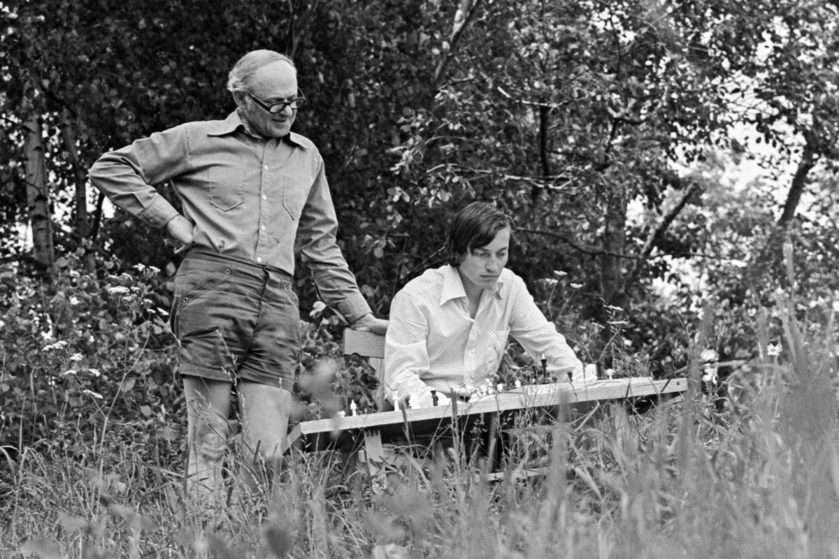   СССР. 1 июня 1977 года. Гроссмейстер Анатолий Карпов и его тренер Семен Фурман за разбором шахматной композиции   
Фото: Науменков Николай / Смольский Сергей / ТАСС