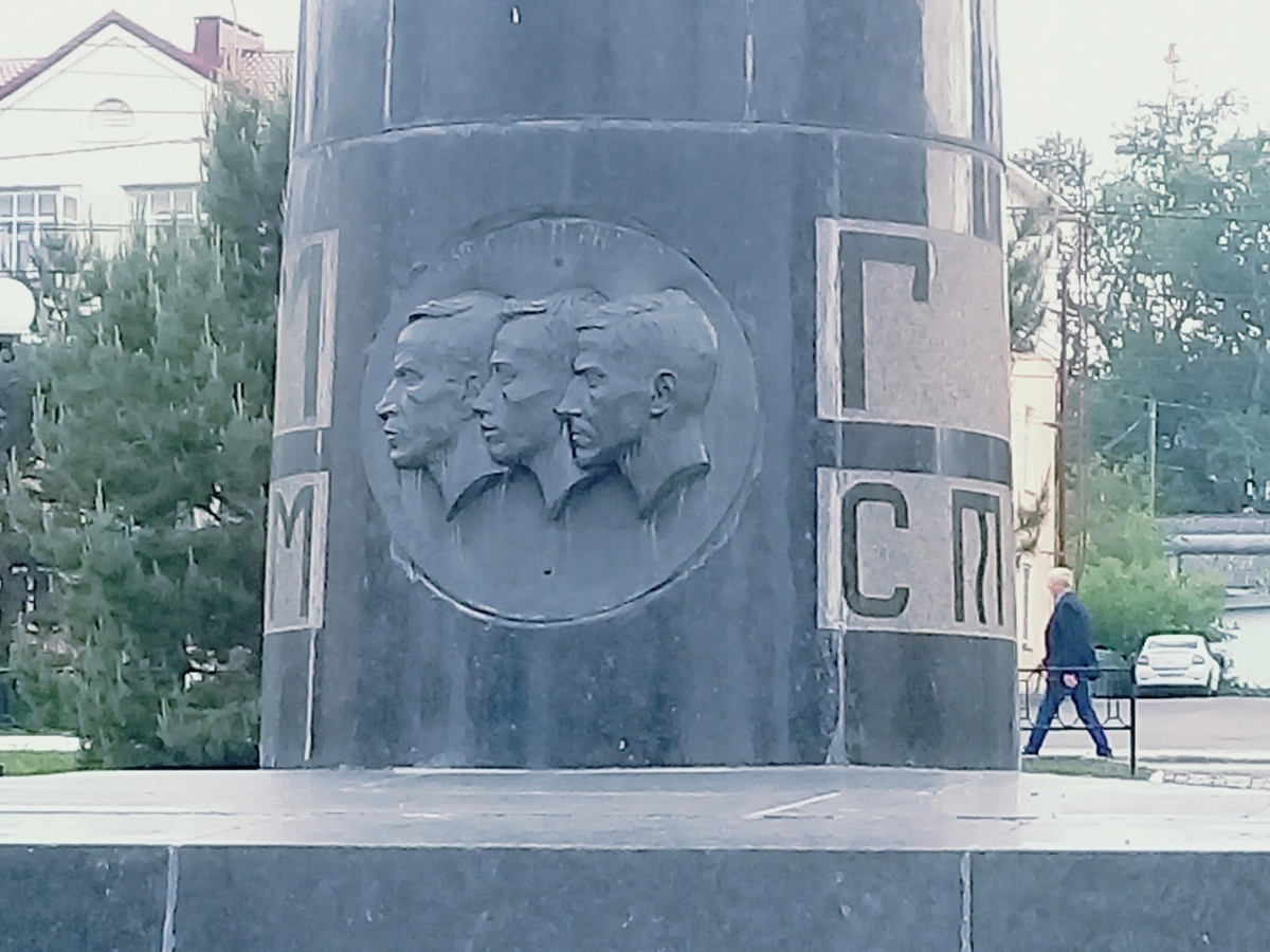 Три стратонавта на памятнике - как три декабриста. Только стратонавты (фото автора - 2024)