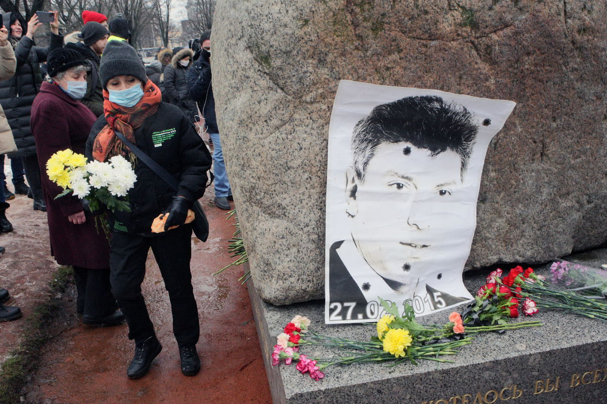 10 лет назад у стен Кремля расстреляли Бориса Немцова. Кто ответил за  убийство политика и почему к следствию остались вопросы? | Lenta.ru | Дзен