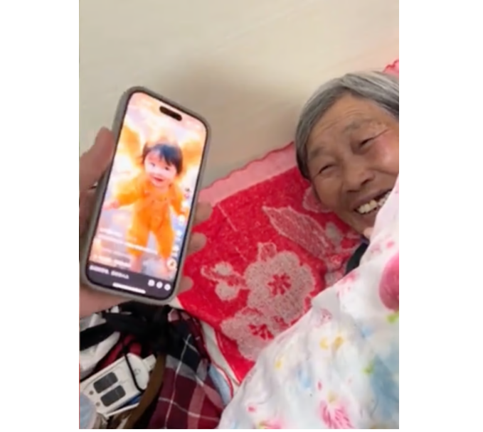 Это уже прабабушка радуется такому мальчику