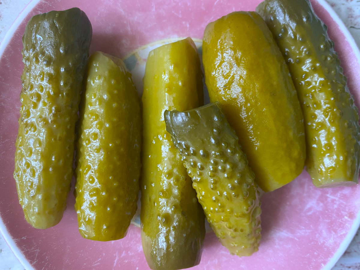 мои маринованные огурчики длиной до 10 см, пока нарезала парочку съела))