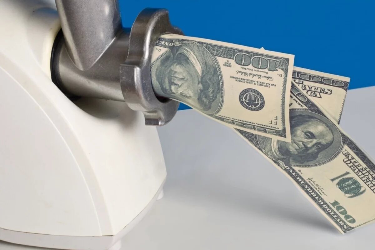    Трамп говорит, что кто-то хочет прокрутить доллар через мясорубку. Но больше всех на него посягает он сам.