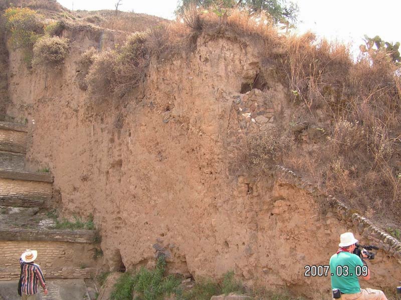 Слой глины на западной стороне пирамиды Чолулы