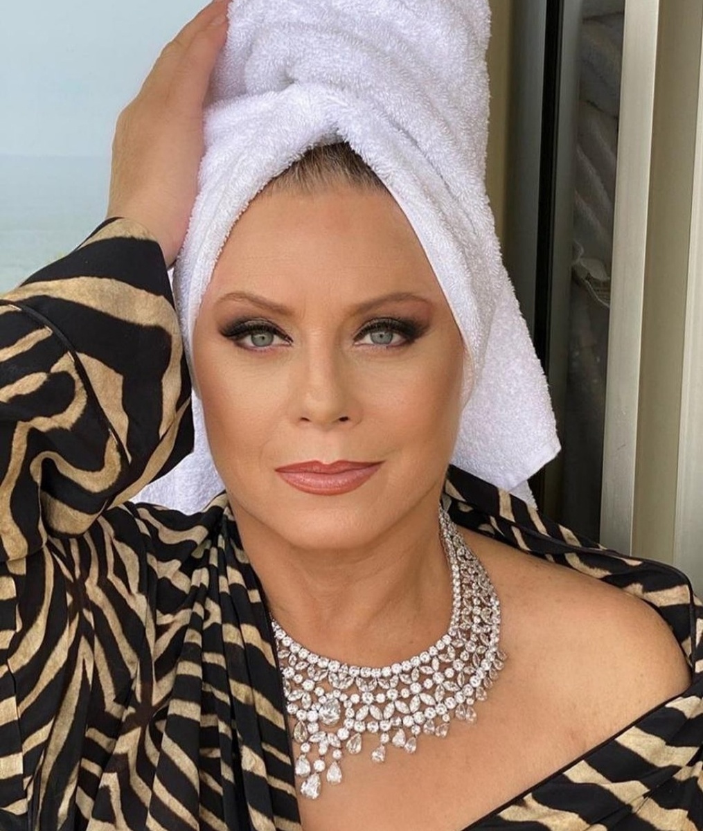 Вера Фишер. В колье и банном полотенце.