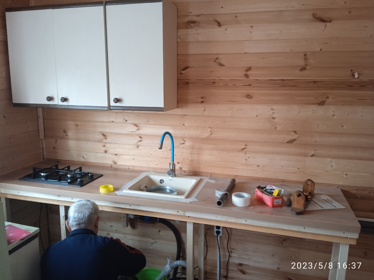 Батя помогал с сантехникой, до фартука еще не добрались.