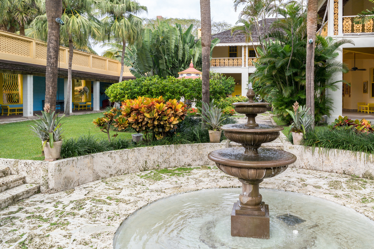 Внутренний двор в Bonnet House, Флорида