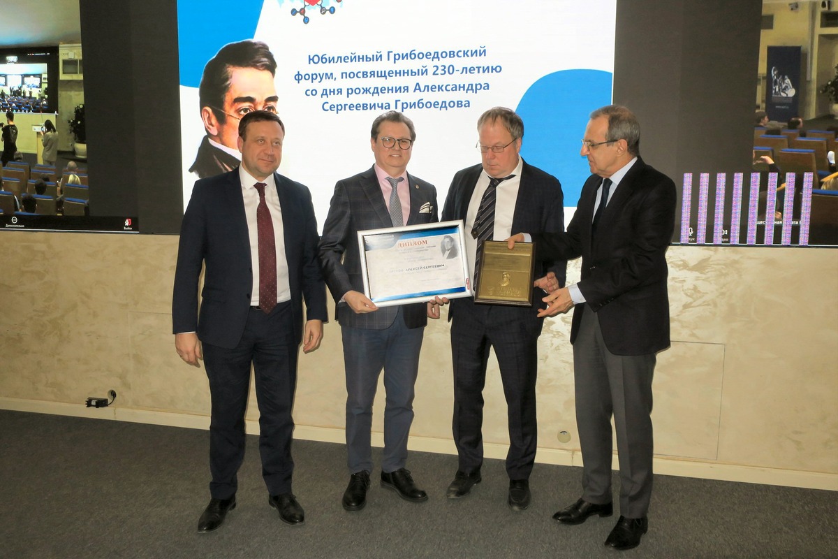 Премию вручали (на фото справа налево): С.А. Орджоникидзе - Чрезвычайный и Полномочный Посол, заместитель министра иностранных дел России, заместитель Генерального секретаря ООН (2001-2011 гг.), В.В. Гриб - заместитель Секретаря Общественной Палаты России, А.С. Чертков, П.А. Шевцов - заместитель руководителя Россотрудничества