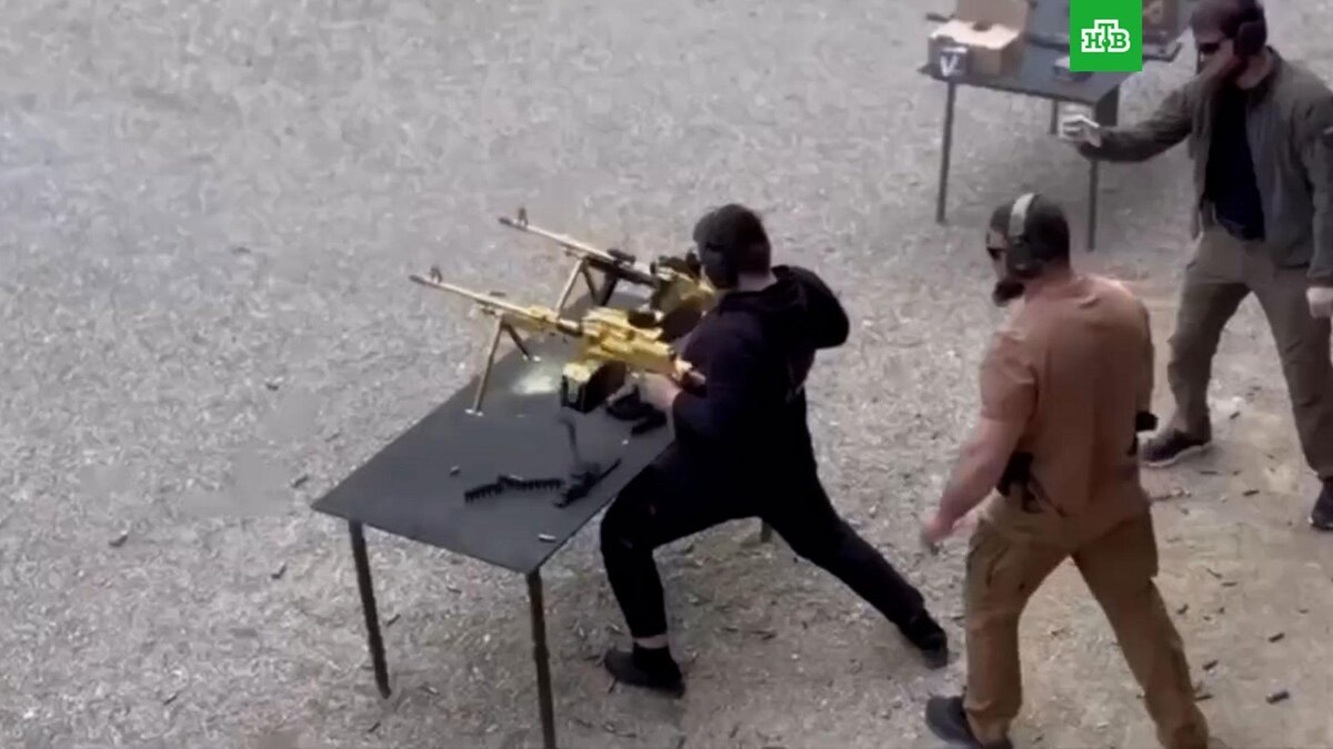    Сын Кадырова показал стрельбу с двух рук из позолоченных пулеметов