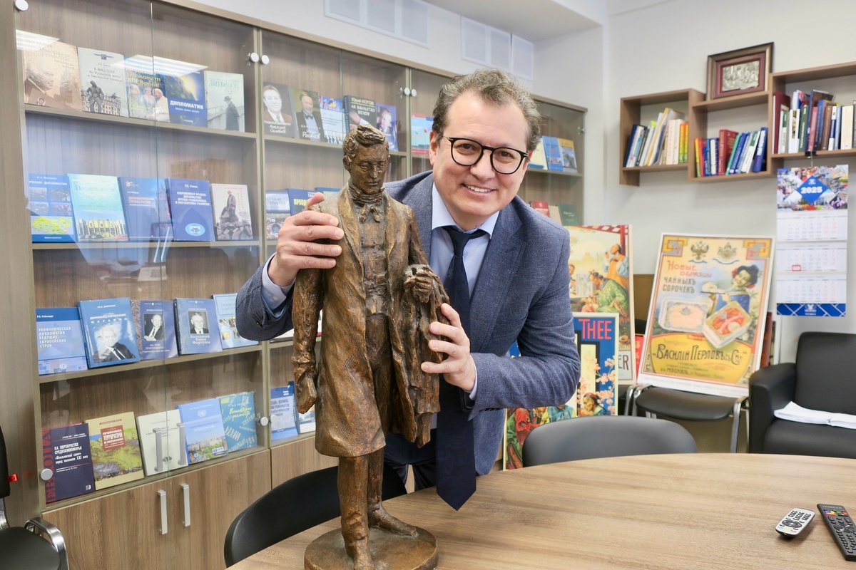 На фото: А.С.Чертков с макетом памятника А.С. Грибоедову