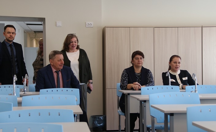    Партийный десант в кабинете химии. Фото редакции