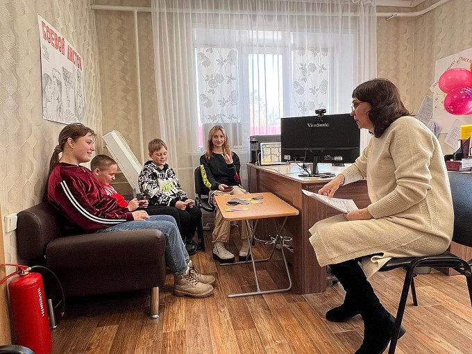 Дети слушают Заречневу Ларису Павловну