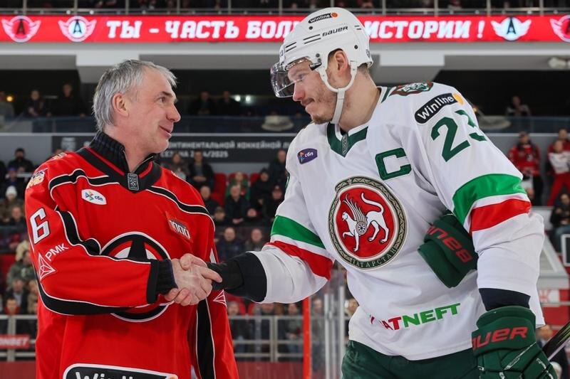   Фото пресс-служба ХК «Автомобилист»/Капитан казанской команды Дмитрий Яшкин пожал руку легендарному Андрею Субботину