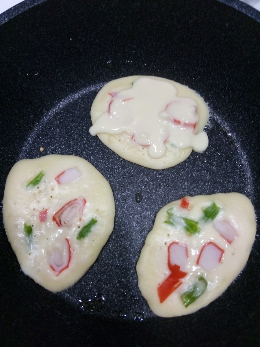 Крабовые палочки и зеленый лук 