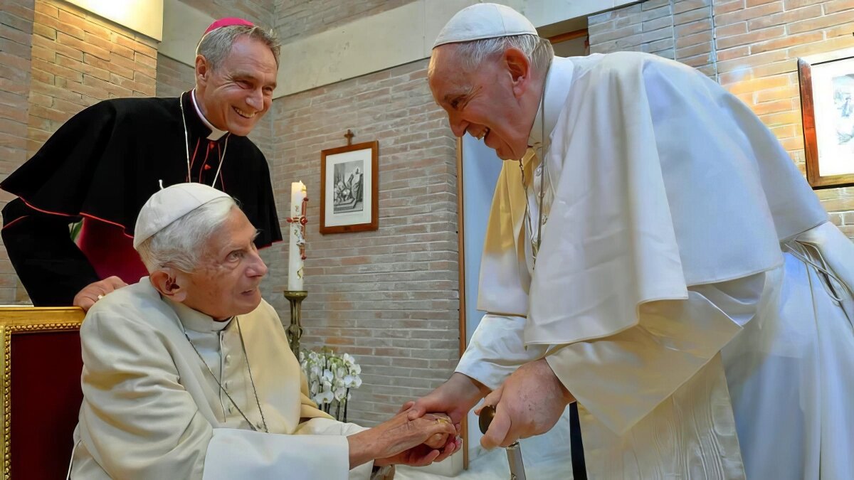 Папа Франциск и Бенедикт XVI в августе 2022 (за полгода до смерти Бенедикта)