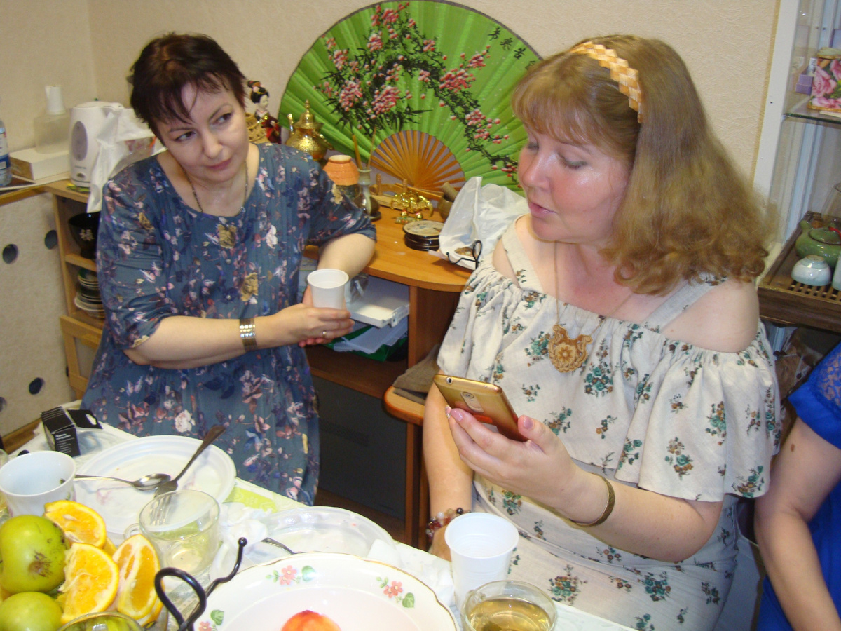 Читаю свои стихи на дружеской вечеринке