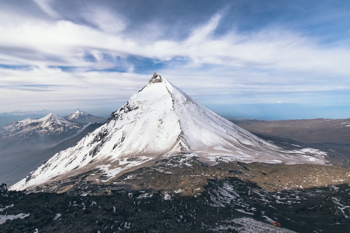 Белая точка по линии горизонта справа - далекая Ичинская сопка.
