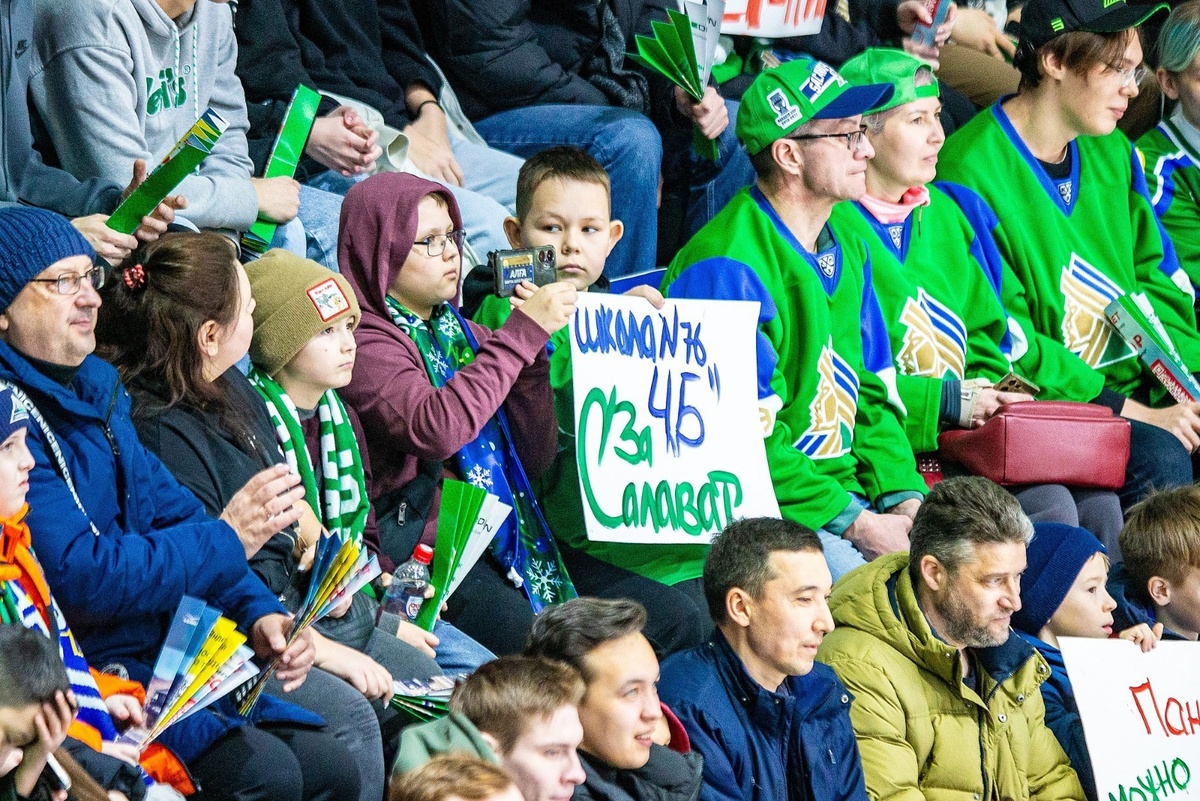 пресс-служба ХК «Салават Юлаев» Ну как можно проиграть с такими болельщиками?
Ну как можно проиграть с такими болельщиками?Фото:пресс-служба ХК «Салават Юлаев»