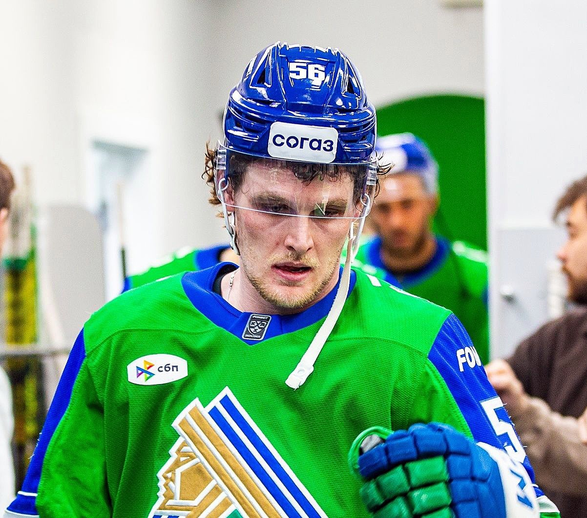 Даже в победной раздевалке Шелдон Ремпал словно продолжал сражаться с тольяттинцами.Фото:пресс-служба ХК «Салават Юлаев»