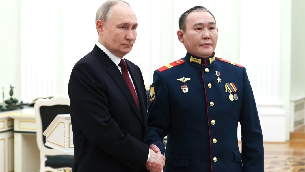    Президент России Владимир Путин и Герой России Андрей Григорьев на церемонии награждения в Кремле. Фото: сайт президента России