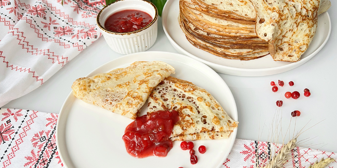 «Сибирское кружево» – дырчатые дрожжевые блины на Масленицу с брусничным соусом