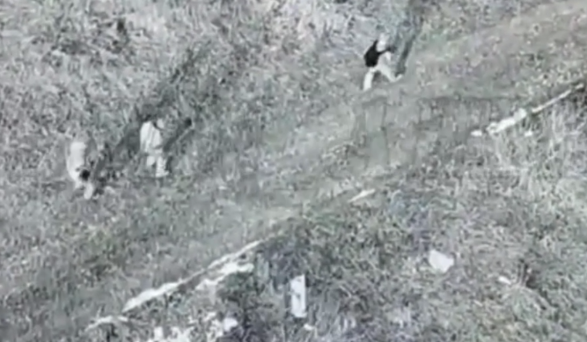     ВС РФ ведут пленного ВСУ (в центре). Источник: t.me/SolovievLive Автор фото: Скриншот видео