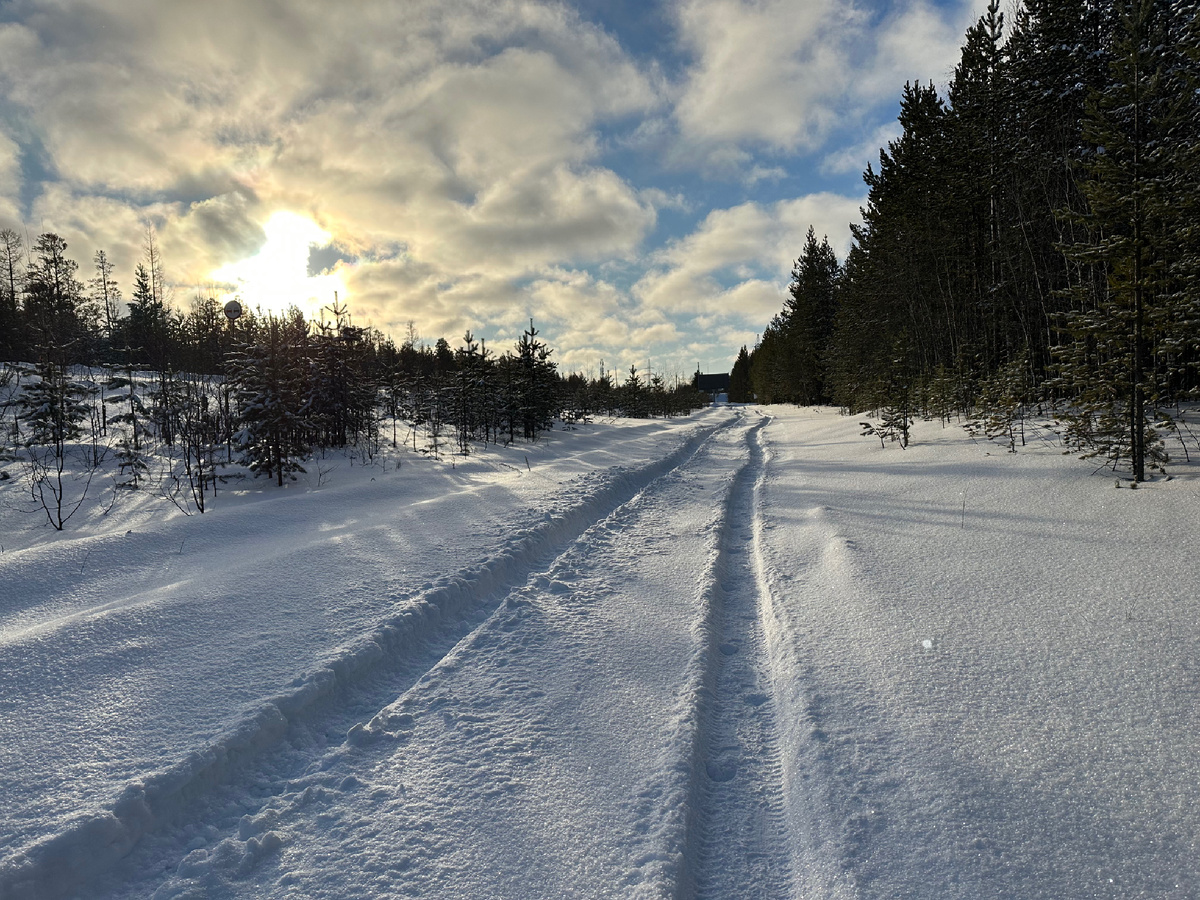 Солнце пробивается сквозь серые облака.