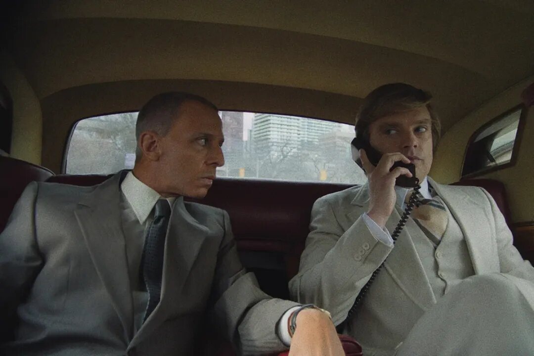 Кадр: Фильм «Ученик», Джереми Стронг и Себастиан Стэн, 2024 год